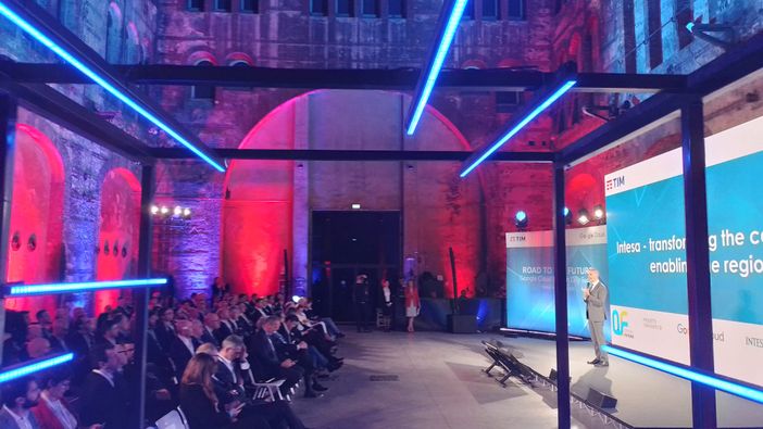 Presentazione palco con luci led alle Ogr