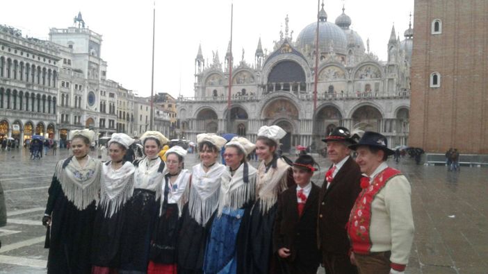 Il gruppo folkloristico di Viù al Carnevale di Venezia Il gruppo folkloristico di Viù al Carnevale di Venezia