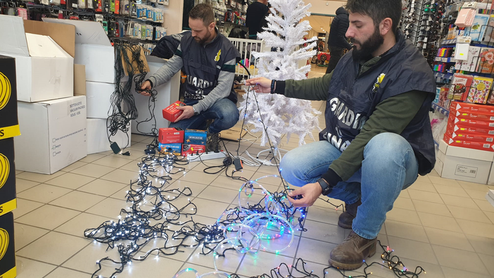 Maxi sequestro di fuochi d'artificio a Torino: scoperti 5 deposti illegali e 500 mila botti
