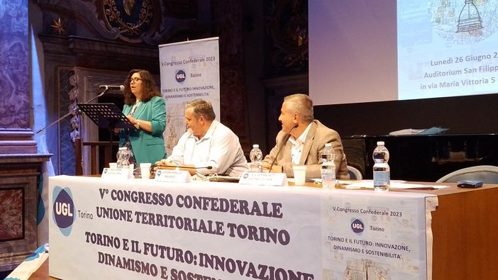 tavolo congresso con relatori