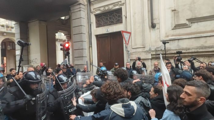 Corteo anti G7, scontri in centro con le forze dell'ordine. Lancio di uova e fumogeni sulla polizia [FOTO E VIDEO]