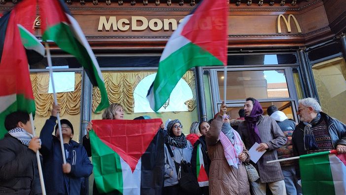 Torino, attivisti pro Palestina contro McDonald's: "Dà pasti gratis ai soldati israeliani" Torino, attivisti pro Palestina contro McDonald's: "Dà pasti gratis ai soldati israeliani"