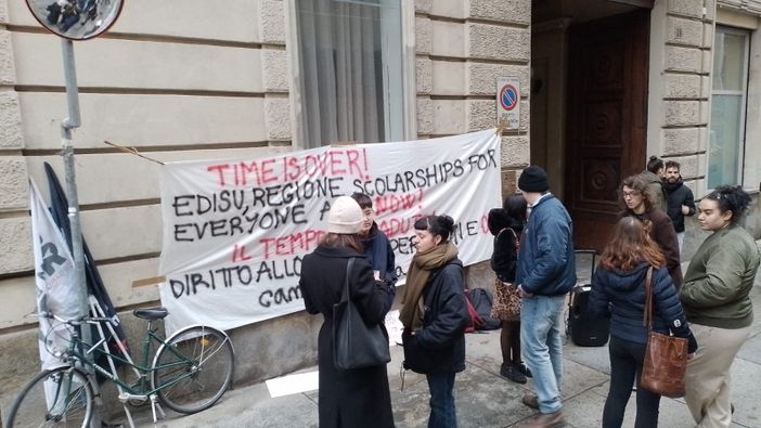 Borse di studio, il 2024 riparte con la protesta degli studenti davanti al Consiglio Regionale. "Chiediamo una data certa" Borse di studio, il 2024 riparte con la protesta degli studenti davanti al Consiglio Regionale. "Chiediamo una data certa"