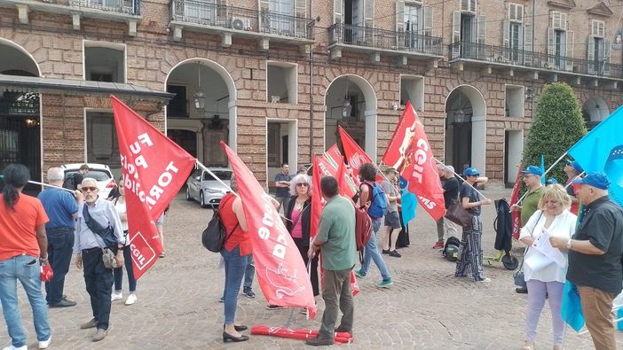 Documenti agli stranieri, corso Verona è un disastro: "Dobbiamo integrare, non fare la fine della Francia"