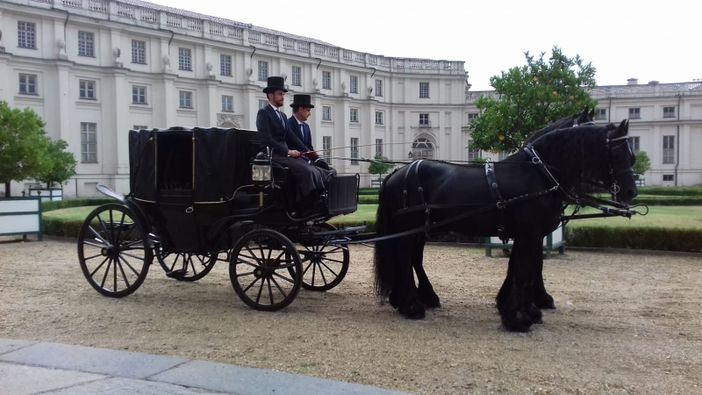 Da La Bella e la Bestia a Lidia Poët: The Coachman porta le carrozze d'epoca sui set del Piemonte Da La Bella e la Bestia a Lidia Poët: The Coachman porta le carrozze d'epoca sui set del Piemonte