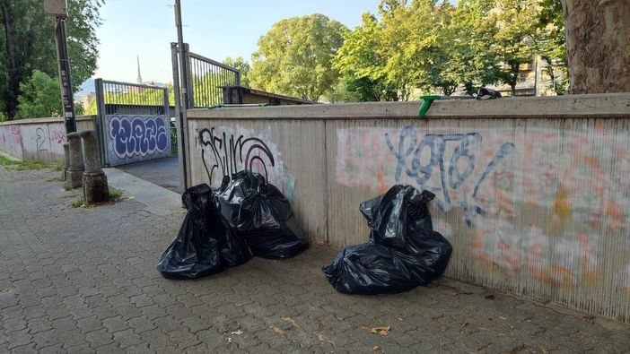 Lungo Dora “sommersi” da bottiglie di vetro e lattine: “Fino a 25 sacchi al giorno” Lungo Dora “sommersi” da bottiglie di vetro e lattine: “Fino a 25 sacchi al giorno”