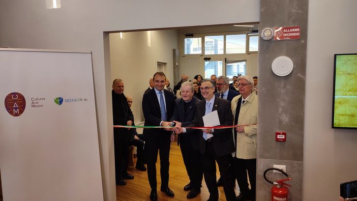 inaugurazione con taglio del nastro inaugurazione con taglio del nastro