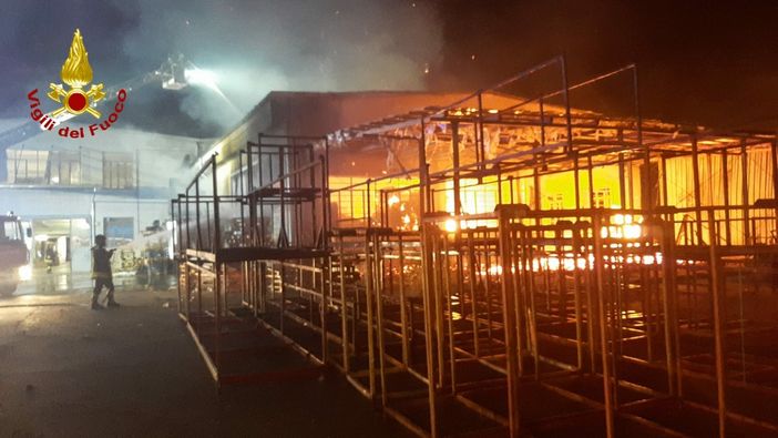 Fiamme in un capannone di Andezeno: al rogo anche grandi rotoballe di carta