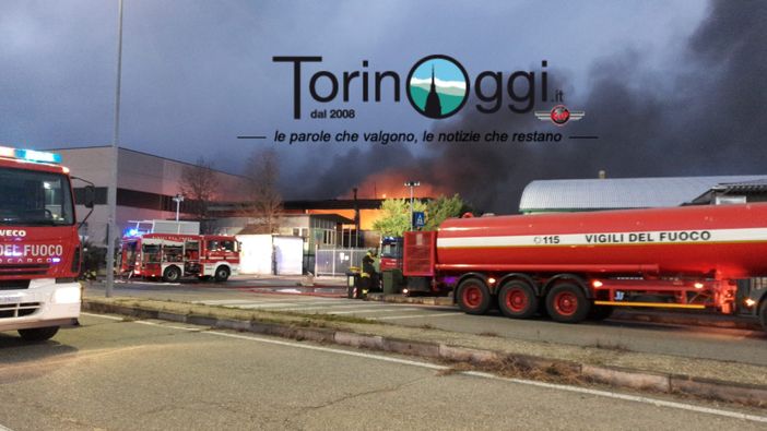 Incendio alla Reinol di Borgaro, danni gravissimi. Domani ditta chiusa, 35 dipendenti a casa