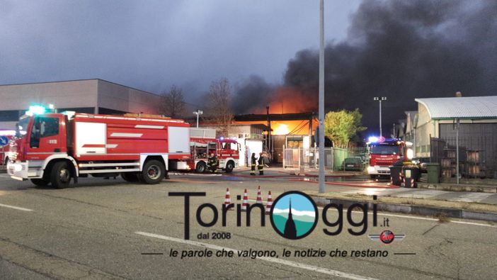 Incendio alla ditta Reinol di Borgaro, diverse squadre di pompieri sul posto
