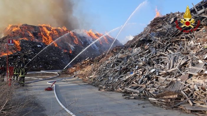 Frossasco, brucia un capannone abbandonato: intervengono i vigili del fuoco [FOTO]