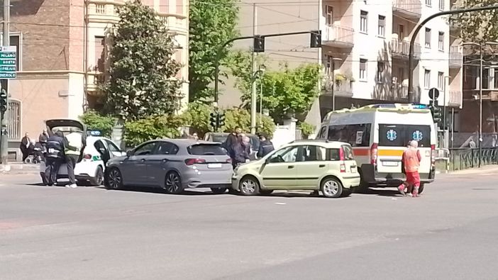 Schianto tra più macchine in corso Turati all'angolo con corso Lepanto