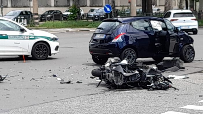 Auto contro moto, brutto incidente tra corso Agnelli e corso Traiano: