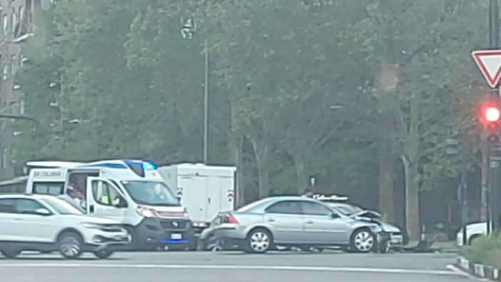 scontro tra auto e ambulanza