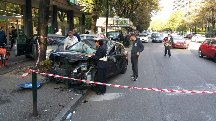 In corso Orbassano Seat Ibiza tampona il camion dell'Esselunga e resta distrutta: solo qualche ferita per gli occupanti In corso Orbassano Seat Ibiza tampona il camion dell'Esselunga e resta distrutta: solo qualche ferita per gli occupanti