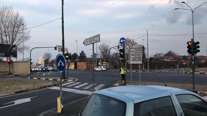 Dopo le code di questi giorni, in Corso Sacco e Vanzetti arrivano i vigili (FOTO)