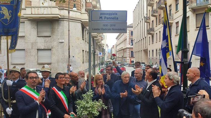 cerimonia pubblica con persone in spazio aperto cerimonia pubblica con persone in spazio aperto