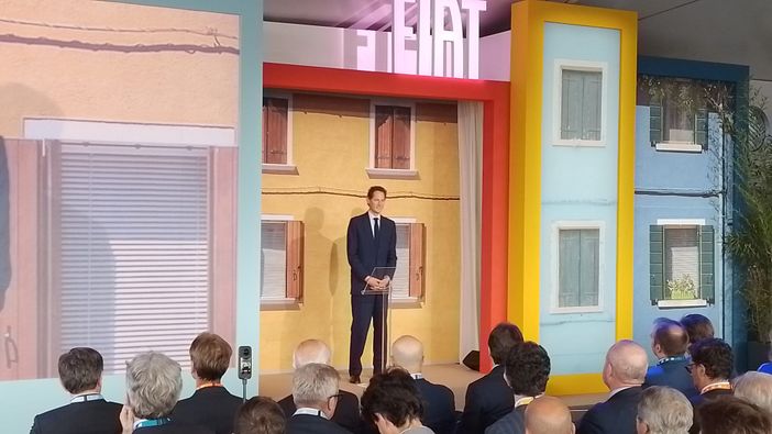 John Elkann davanti a scenografia Fiat John Elkann davanti a scenografia Fiat