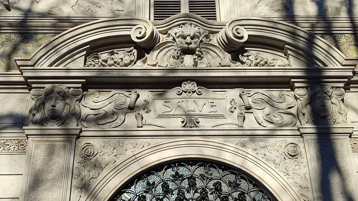 La grande scritta "Salve" campeggia sulla porta di una casa di Torino La grande scritta "Salve" campeggia sulla porta di una casa di Torino