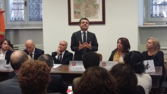 Show di Laus a Torino: “Candidarmi al Senato, perché no?”. Poi ironizza: “Ma c'è Chiamparino che insiste: prendi il posto mio!” (VIDEO) Show di Laus a Torino: “Candidarmi al Senato, perché no?”. Poi ironizza: “Ma c'è Chiamparino che insiste: prendi il posto mio!” (VIDEO)