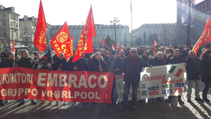 In corso presidio dei lavoratori Embraco e Carlson Wagonlit in piazza Castello