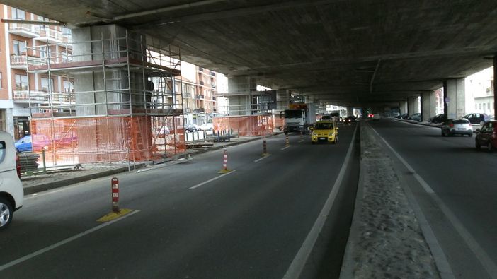 Moncalieri, calcinacci caduti dalla sopraelevata di corso Trieste: paura ma nessun ferito