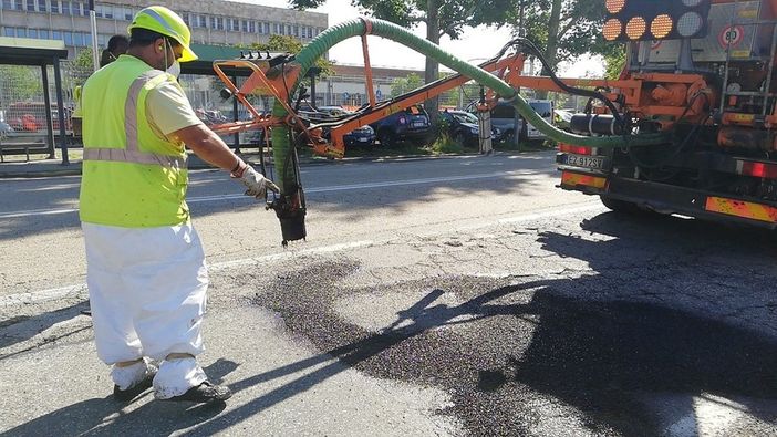 Manutenzioni stradali, la "macchina tappabuche" all'opera nelle Circoscrizioni 5 e 6 Manutenzioni stradali, la "macchina tappabuche" all'opera nelle Circoscrizioni 5 e 6