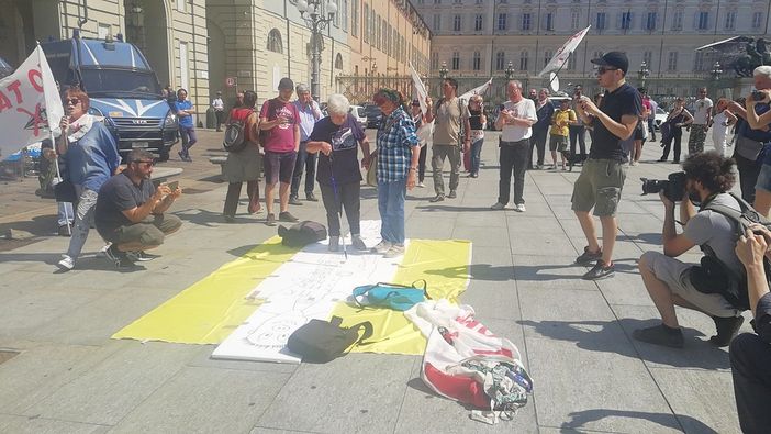 I No-Tav prendono alla lettera Chiamparino e "passano sul suo corpo" (FOTO e VIDEO) I No-Tav prendono alla lettera Chiamparino e "passano sul suo corpo" (FOTO e VIDEO)