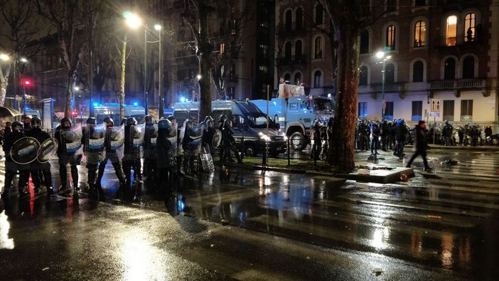 I sindacati di polizia dopo i disordini del corteo antifascista: "Violenza furiosa e antidemocratica: chiudere i centri sociali"