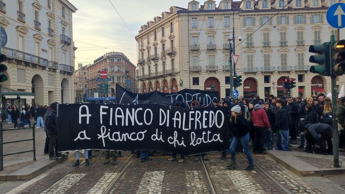 Il corteo per l'anarchico Cospito con lanci di bottiglie e grossi petardi: &quot;A fianco di Alfredo, a fianco di chi lotta&quot;