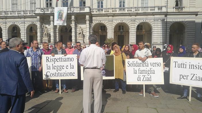 La comunità egiziana protesta davanti al Comune di Torino: &quot;Ziad non sia dato in adozione, ma torni alla sua famiglia&quot; (VIDEO)