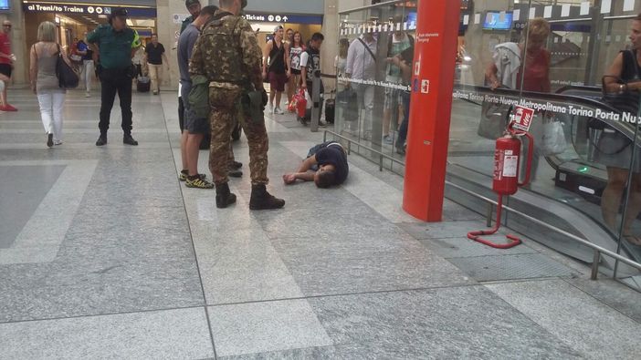 Malore in stazione per un uomo: intervengono i militari e il 118