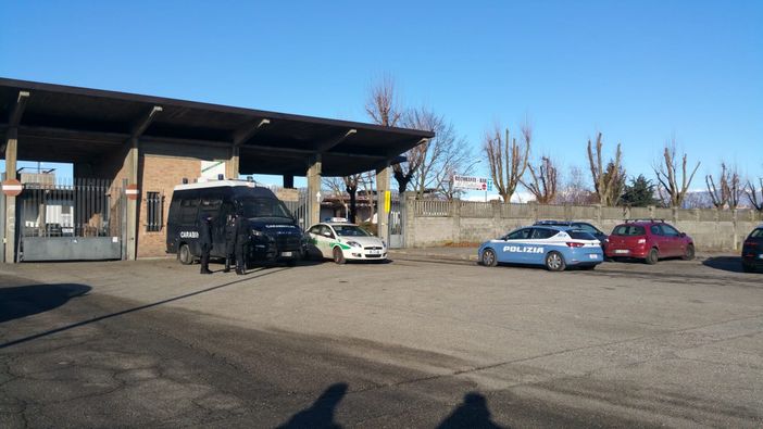 Sgomberati dalla Polizia i locali del mattatoio di Torino: quasi 100 i denunciati Sgomberati dalla Polizia i locali del mattatoio di Torino: quasi 100 i denunciati