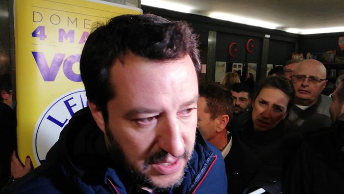 Docente torinese urlò &quot;dovete morire&quot; ai poliziotti, Salvini: &quot;Non deve più mettere piede in una scuola finché campa&quot; (VIDEO)