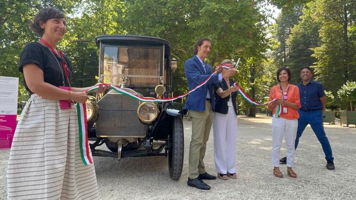 Auto storiche in area verde