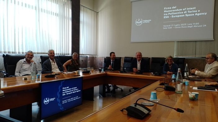 La frima del patto tra Politecnico e l'Agenzia Spaziale europea