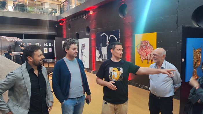 Persone che visitano una mostra