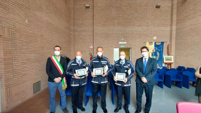 Beinasco, mamma in ospedale e vigili baby-sitter: targa d'elogio dal consigliere regionale Davide Nicco