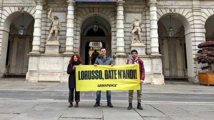 "Lo Russo Date n'andi": lo striscione di Greenpeace per il sindaco di Torino