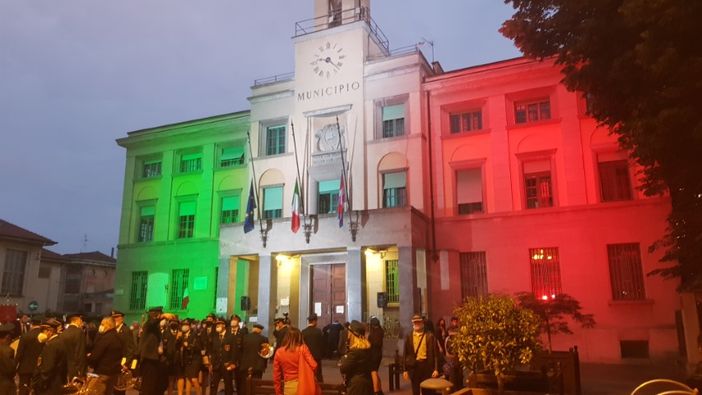 Municipio di Venaria con il tricolore