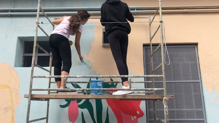 Hector Carrasco firma il nuovo murales di Casa Garibaldi: "Un simbolo di pace e dell'Italia solidale che mi ha accolto"