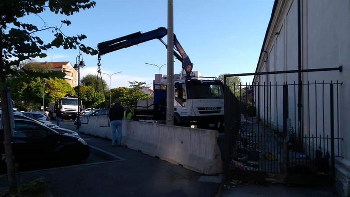 A San Pietro in Vincoli spunta il muro "anti-suk". Deri durissimo: "Appendino come Trump" A San Pietro in Vincoli spunta il muro "anti-suk". Deri durissimo: "Appendino come Trump"
