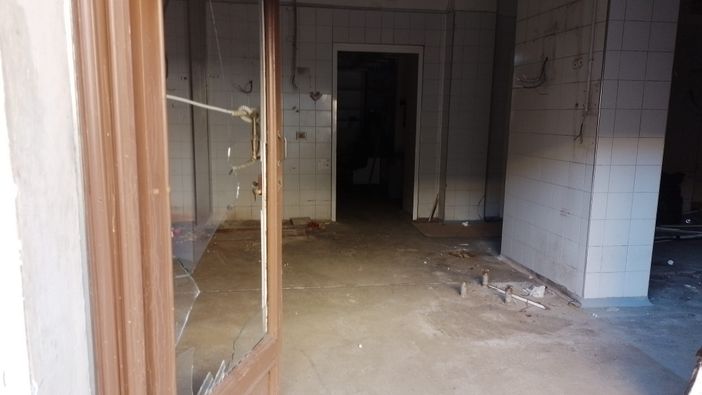 spaccata al negozio prodotti calabri campani pugliesi spaccata al negozio prodotti calabri campani pugliesi