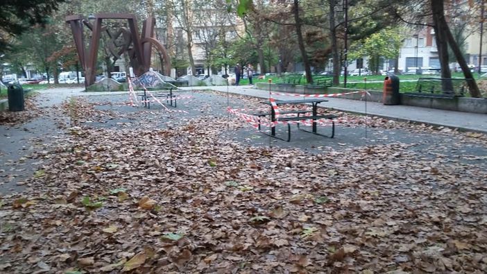 In piazza Galimberti più spazio all'aggregazione: arrivano nuovi tavoli e panche