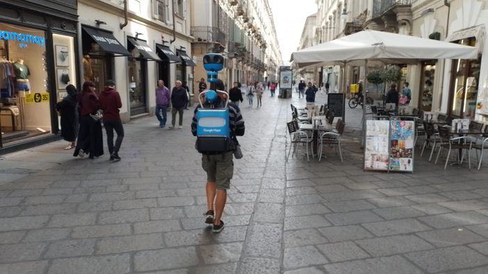 Curiosità a Torino, in via Garibaldi passa Google maps. A piedi [VIDEO]