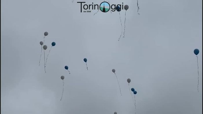 I palloncini liberati nel cielo di Carmagnola in occasione dei funerali delle due vittime, lo scorso febbraio