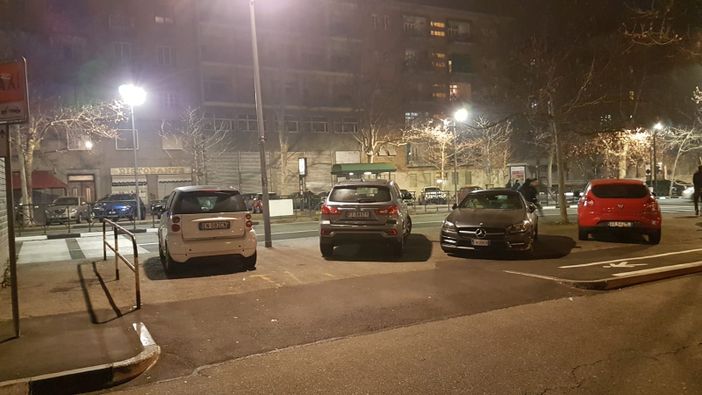 Nella domenica dello sciopero dei vigili, caos fuori dalle Molinette nei parcheggi riservati ai taxi