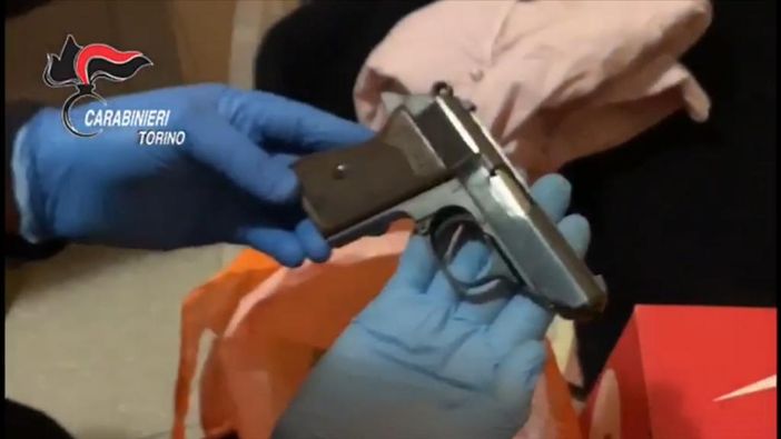 In casa aveva un arsenale: bombe a mano, pistole e munizioni. Arrestato un operaio [VIDEO]