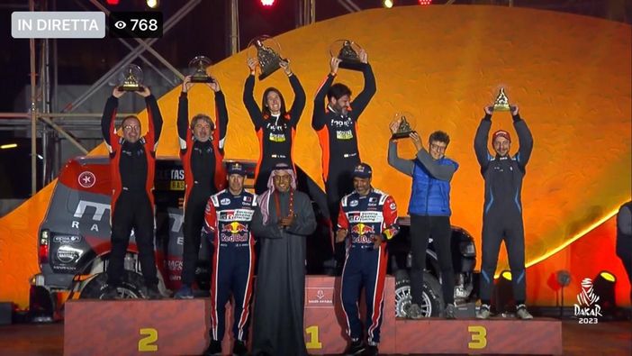 Podio finale della Parigi Dakar: sul terzo gradino Bottallo e Bedeschi