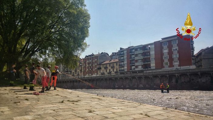 Allarme sacco sospetto nella Dora: sommozzatori e vigili scoprono che sono solo vecchi stracci (FOTO)